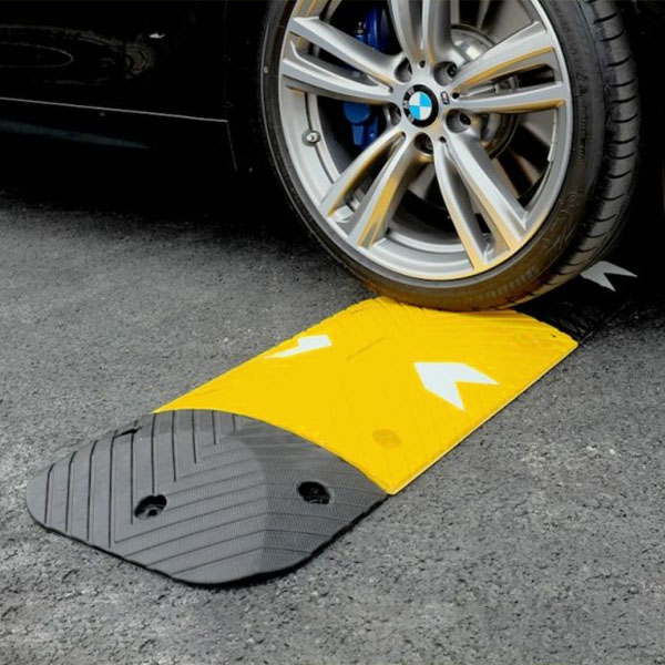 RC10113 - Speed Bump Kit - 50mm (10mph) - Car driving over