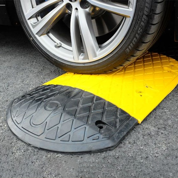 RC10116 - Heavy-Duty Speed Bump Kit - 60mm (10mph) - Car driving over